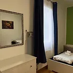 1 Bed Sleeps 5 Views アパート
