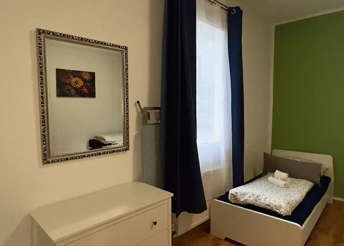 1 Bed Sleeps 5 Views Apartment